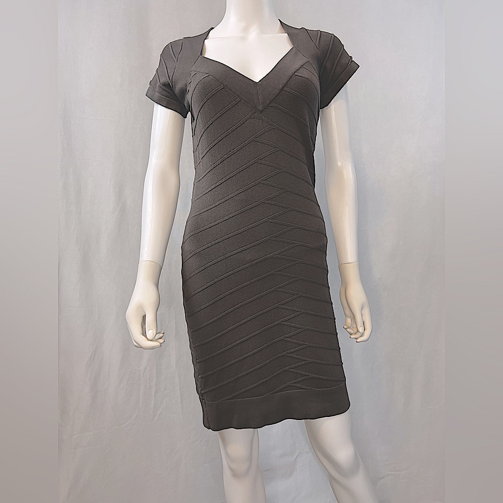 French Connection.EUC.Gorgeous Ribbed form fitting โDAYโ mini dress.Vneck.Grey.8 - Picture 3 of 11